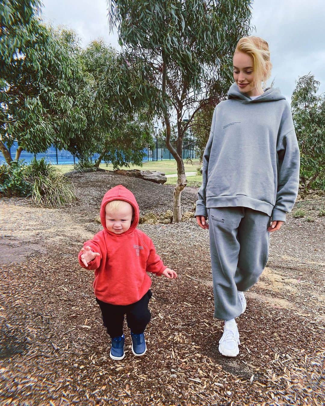 リアノン・ランゲラック（ミッチェル・ランゲラックの妻）のインスタグラム：「Park life 🌿🦥❤️」