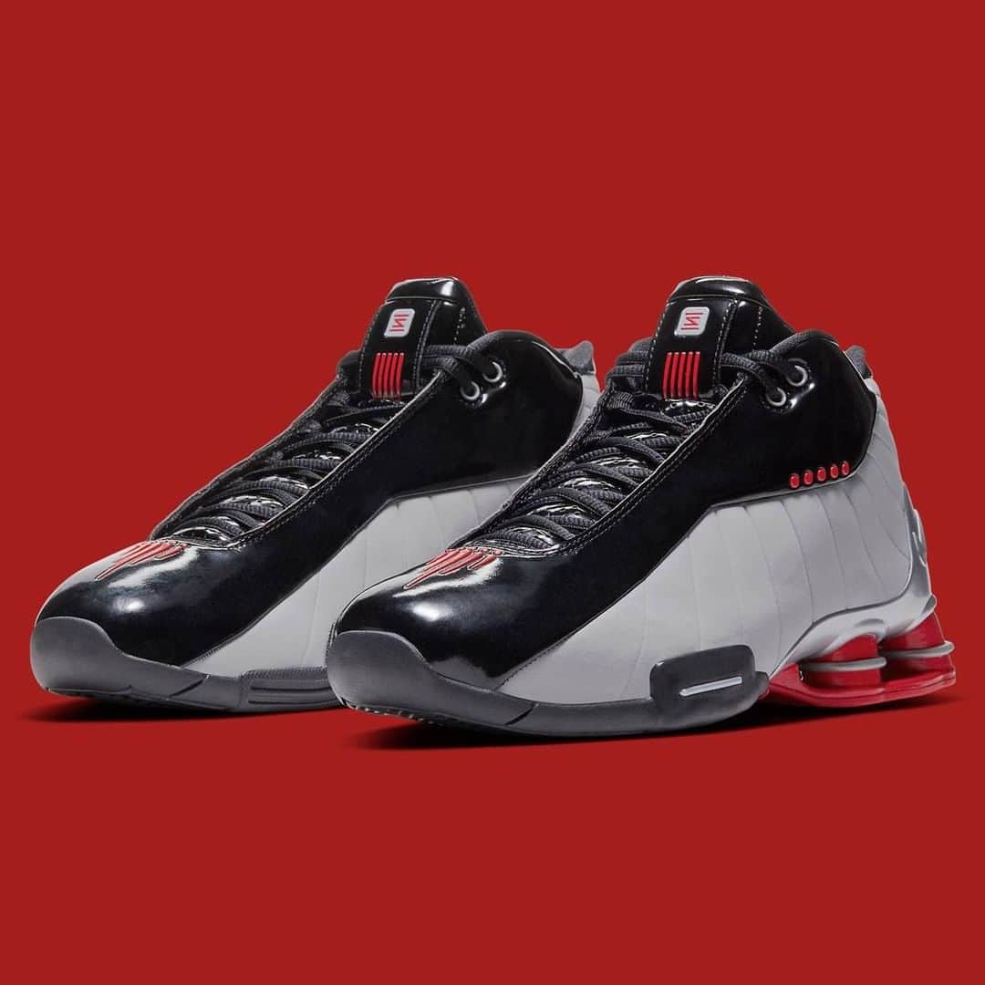Sneaker Newsさんのインスタグラム写真 - (Sneaker NewsInstagram)「The Nike Shox BB4 continues its powerful streak during Vince Carter's farewell season. The classic model from 2000 is back with glossy patent leather uppers with silver and red accents. Hit the link in our bio for a closer look.」1月19日 10時00分 - sneakernews