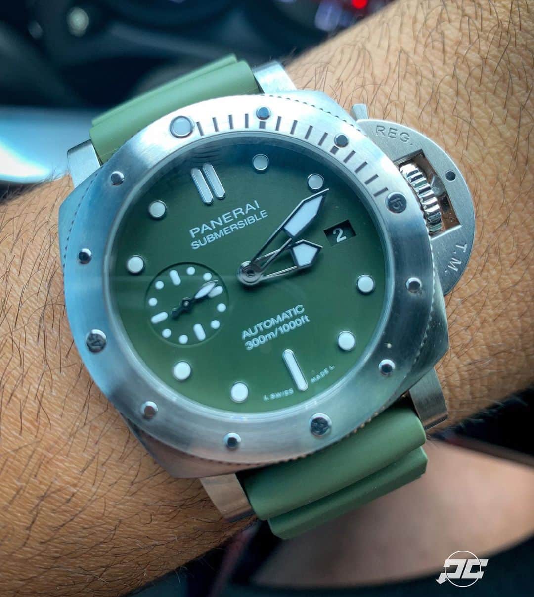パネライのインスタグラム：「The E-Boutique exclusive #Panerai #PAM1055 Verde Militare Green dialed 42mm steel submersible. Like it? #paneraicentral」