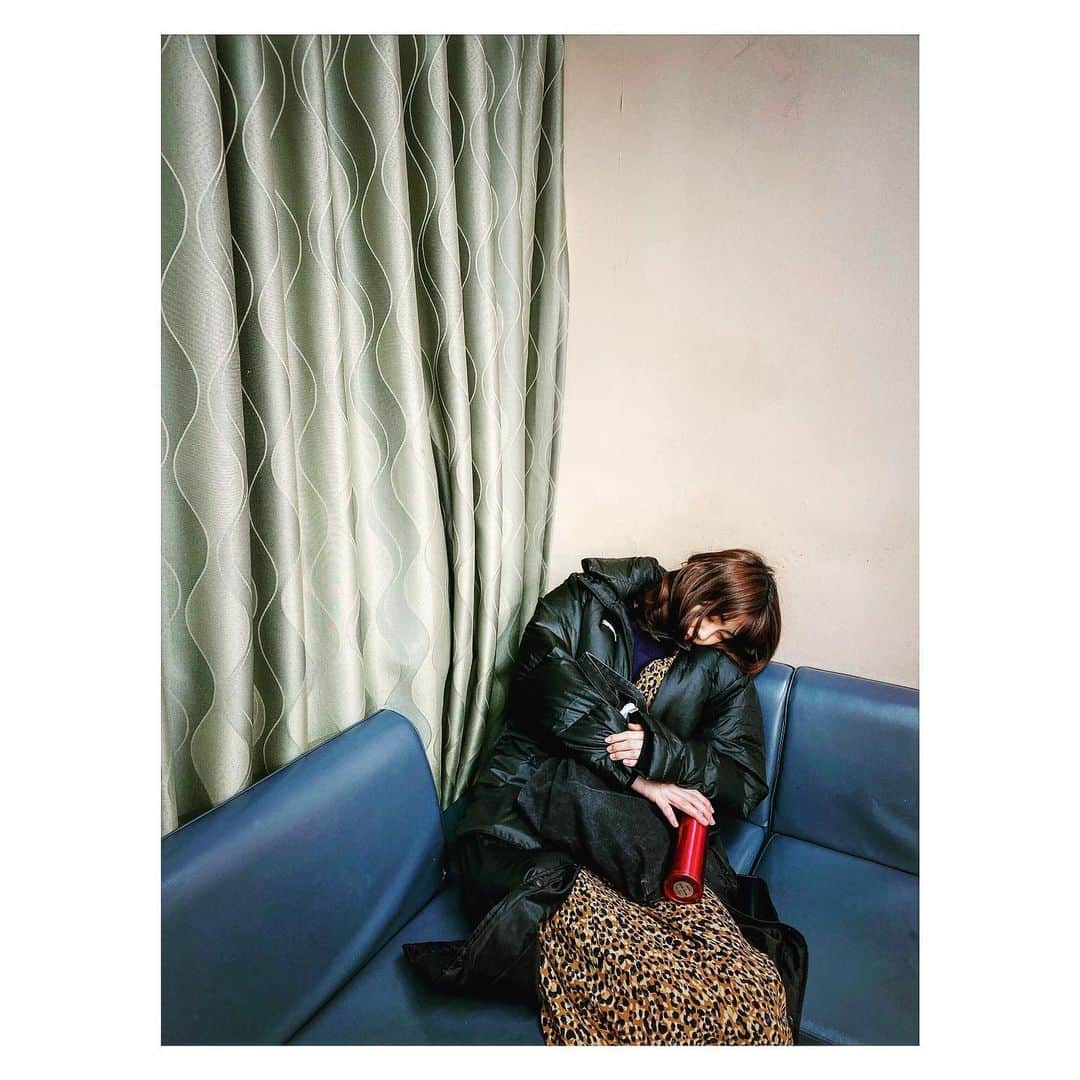 山谷花純さんのインスタグラム写真 - (山谷花純Instagram)「L字のこの部分に誰も座らない事。 山谷は、知っている。  #仮眠 #水筒 #ロケジャン#私物 #オフショット #山谷花純」1月19日 10時32分 - kasuminwoooow