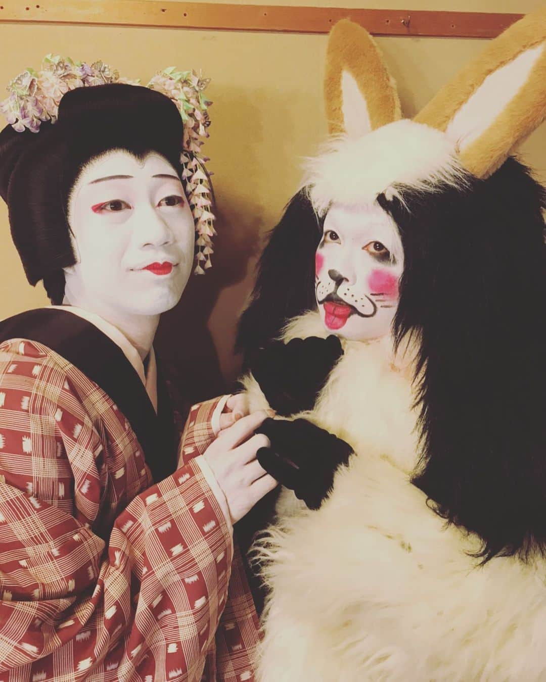 片岡千壽さんのインスタグラム写真 - (片岡千壽Instagram)「お絹さんとは仲良しなんです🐶✨✌🏻 何して遊ぶか考え中の1人と1匹😂 #大阪　#松竹座　#初春大歌舞伎　#伏見の富くじ　#中村壱太郎　#お絹さん　#片岡千壽　#小春」1月19日 10時40分 - senju.kataoka