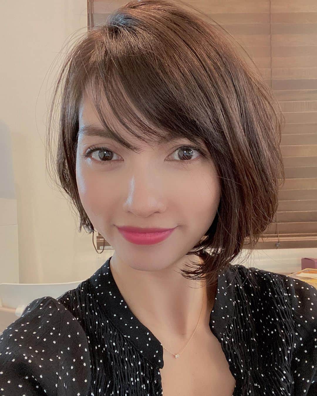 黒宮ニイナのインスタグラム：「久しぶりのボブ💇‍♀️✨ 外ハネも好きでしばらく続いてたけど、やっぱり定期的に切りたくなる😆 今回はいつもより後ろもかなり短く、巻いてないとショートボブな感じ✨✨ *ここ最近、木村佳乃さんのヘアスタイルが可愛すぎて真似したいと思ったけど、男顔の私だからそこまで思い切り行く自信がなくちょっとボブでとどまる😊 でもかなりお気に入り💓 *話は変わりますが、今年は前厄💦 年末からじわじわなんか、忘れ物したりスケジュール間違えたり、イライラしたりと色々やらかしてる😂 今朝もジムの時間を間違えて受付で引き返すという失態😭w早めに厄払い行こう！！ 今日はいいお天気なので気持ちを気を変えて頑張ろう😁💪💗 #mama #mamahair #mamalife #ママ #ボブヘアー #ショートボブ #2児ママ #2人育児 #男の子ママ #女の子ママ #3歳差育児 #ママライフ」