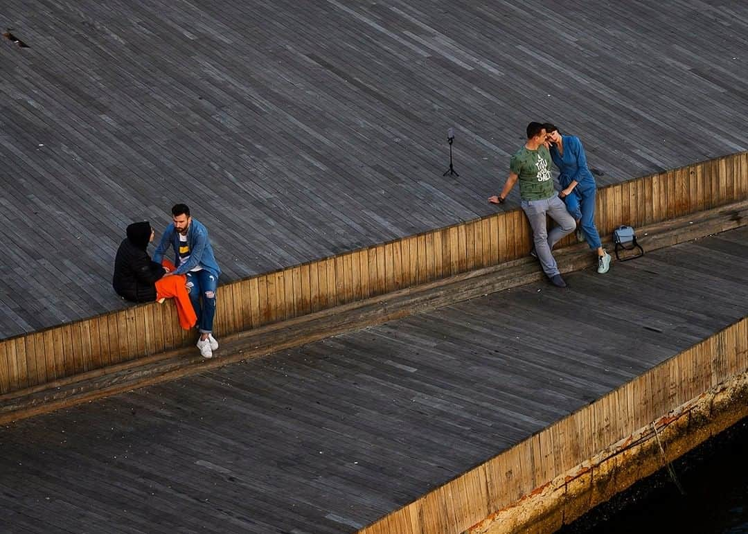 National Geographic Travelさんのインスタグラム写真 - (National Geographic TravelInstagram)「Photo by @dina_litovsky | Two couples sit on the bank of the Golden Horn, an inlet of the vast Bosporus waterway in Istanbul, Turkey.  For more images, follow me @dina_litovsky.」1月19日 2時06分 - natgeotravel