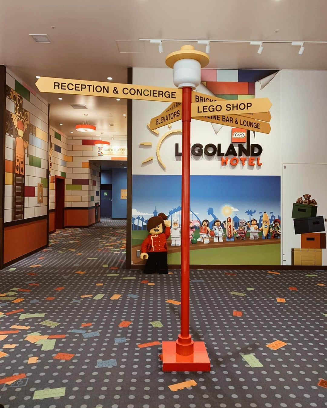 春名亜美さんのインスタグラム写真 - (春名亜美Instagram)「LEGO LAND HOTELの記録📝  ストーリーズにも書きましたが、今まで宿泊したホテルの中で1番子供のことを考えてくれてるホテルだと思いました。 お部屋のベッドには子供達が寝返りをしても落ちないようにベッドガードが設置されてあったり、おトイレや手を洗う時に子供達が使える踏み台が置いてあったり。 お部屋の中にまでLEGOが置いてあって、しかもLEGOのプレゼントまで🎁 2階のレストランのフロアには、大人達が食事やお茶をしている間、子供達が退屈しないように室内アスレチックがあったり、ゲーム🎮があったり。 さらには外のテラス席にも滑り台などの遊具が。 とにかく、ホテルだけで十分すぎるほど1日中遊べる！！ カメラが持ち込み🆖で、写真が撮れなくて残念だったのですが、LEGOの世界観で出来ためちゃくちゃ可愛い室内プールまであって、息子達は最っっっっっ高に楽しんでおりました🐳  そして、これはパークでもホテルでも言える事なんですが、STAFFの方々の対応が素晴らしすぎる。 みんな神様ちゃうかな？ってくらいの神対応✨ このホテルだけに泊まりに行ってもいいくらい価値のあるホテルでした🏨  もう、息子の「帰りたくない。今日も泊まりたい。」が本気すぎてホテルを出るのが親としても辛かった😅 ホテルの様子もハイライトに残しているので、宿泊考えてる方がいれば参考にしてみてください😊 ・ ・ ・ #legolandhotel #レゴランドホテル #レゴランドホテル名古屋  #レゴランドジャパン #legoland #legolandjapan #legolandjapanresort #レゴランド名古屋 #兄弟ママ #5歳8ヶ月 #2歳6ヶ月 #男の子ママ」1月19日 2時07分 - amiharunaami