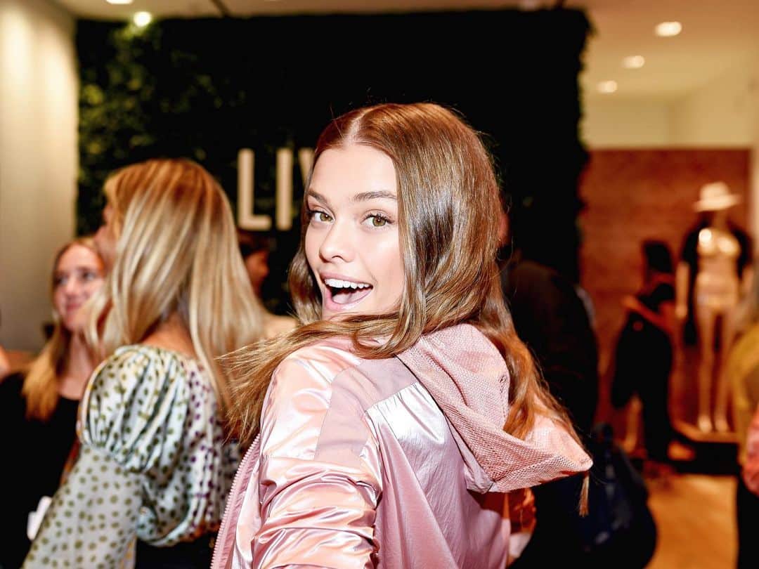 ニーナ・アグダルのインスタグラム：「Back with my @liveoficial family and it felt so good! They opened a brand spanking new store in Soho - NYC @live.newyork so if you’re here go get yourself set up for a 💪 2020 ❤️」