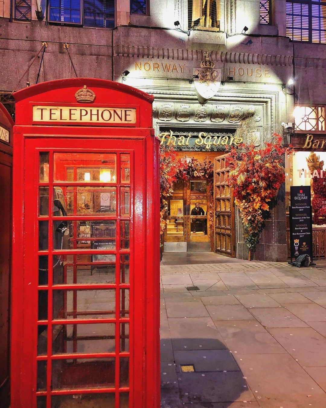 Seyda♥ Travel & Natureのインスタグラム：「Happy Saturday❤️🙋‍♀️🥰 #london #seydauk」