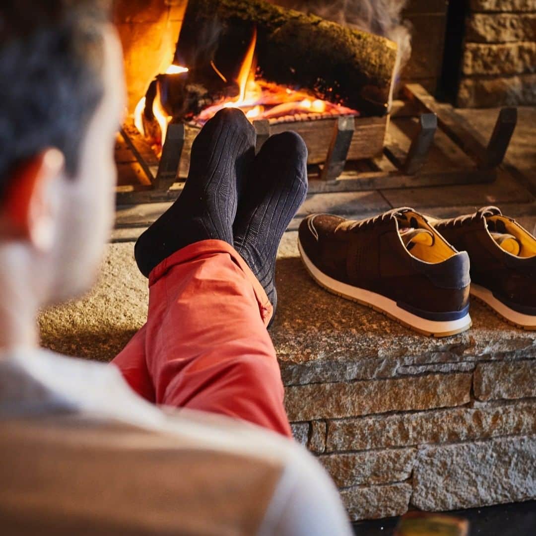 ファッソナブルさんのインスタグラム写真 - (ファッソナブルInstagram)「Is there anything better than keeping yourself warm near a beautiful fireplace? Maybe our shoes! Shop them online and in store now.  #Faconnable #FrenchRiviera #SkiSeason2020 #AlpesNicoises」1月19日 3時00分 - faconnable