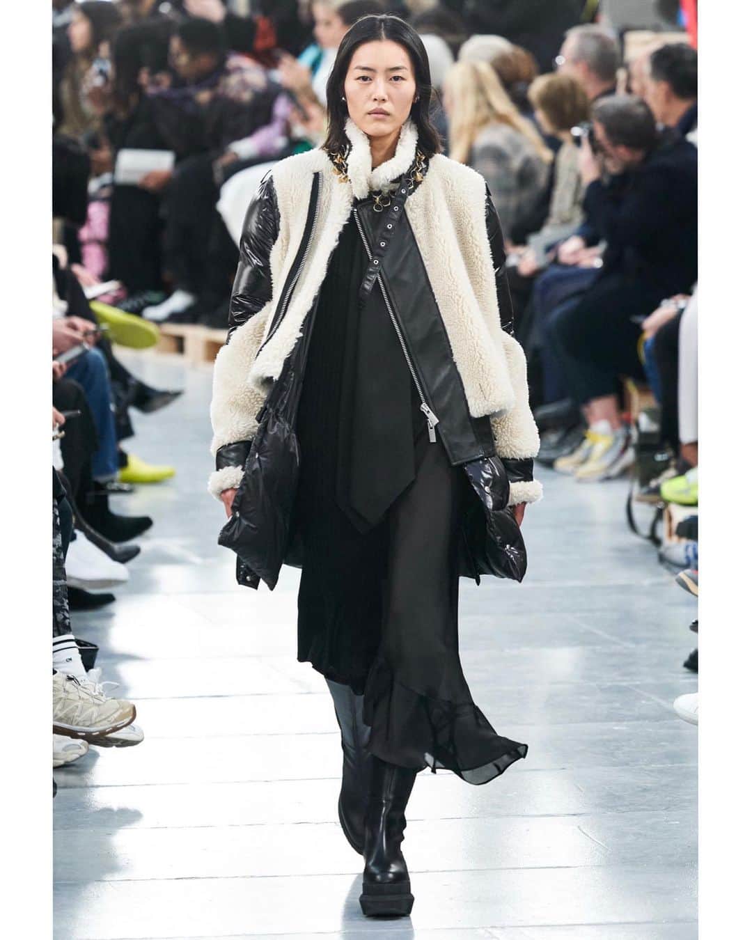 リウ・ウェンのインスタグラム：「Staying warm in layers of @sacaiofficial 🥰Congratulations #ChitoseAbe #KarlTemper @emperor.lee on another great show in Paris! 🖤 💄@diane.kendal 💇🏻‍♀️ @guidopalau」