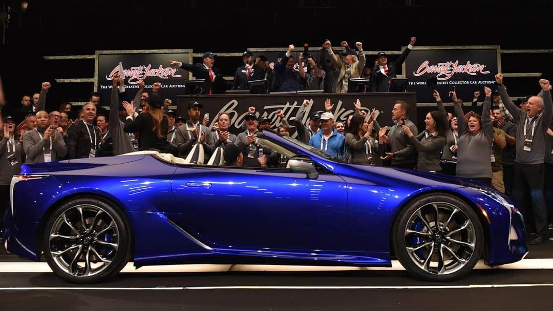 Lexus USAさんのインスタグラム写真 - (Lexus USAInstagram)「Our first-ever, one-of-a-kind 2021 #LexusLC 500 Convertible just sold for $2 million at @barrett_jackson auction. All proceeds will go to @bgca_clubs and @stand4heroes . 🙌」1月19日 3時08分 - lexususa