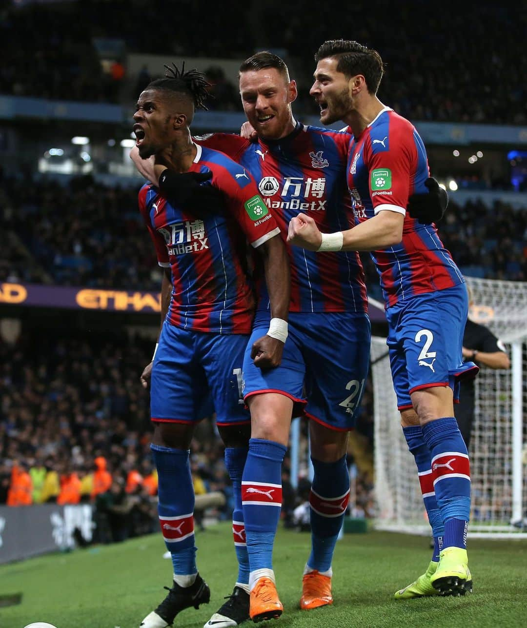 ジョエル・ワードさんのインスタグラム写真 - (ジョエル・ワードInstagram)「Top performance, and a massive congrats to @cenktosun14 Great to back out on the pitch 🔴🔵 #CPFC」1月19日 3時16分 - joelward2