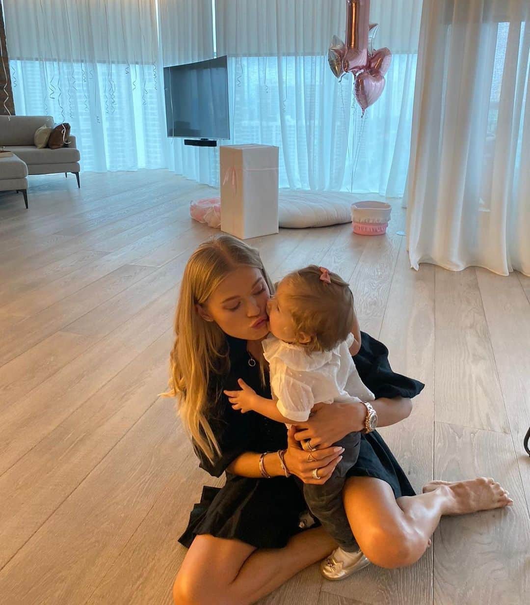 ヴィタ・シドルキナのインスタグラム：「What a gift to be a mom❤️ #soinlove」