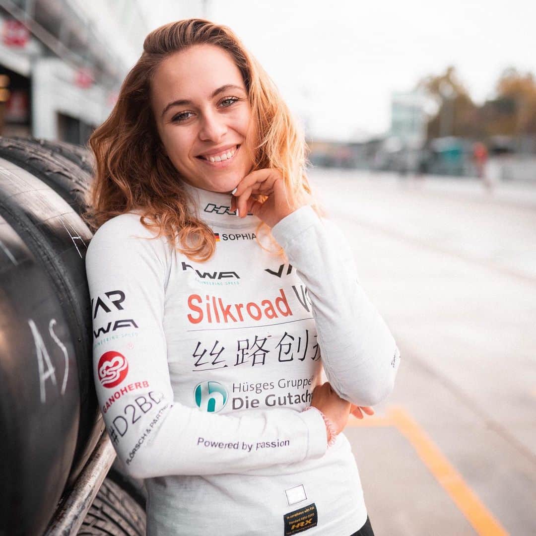 のインスタグラム：「Any Sunday plans tomorrow? What will you be up to? 😇✋🏽|| 📸 x @janbeyer || #sophia #sophia99 #racegirl #changeagent #racing #blonde #motorsport #formula #happy #smile #thankful #cars #girl」