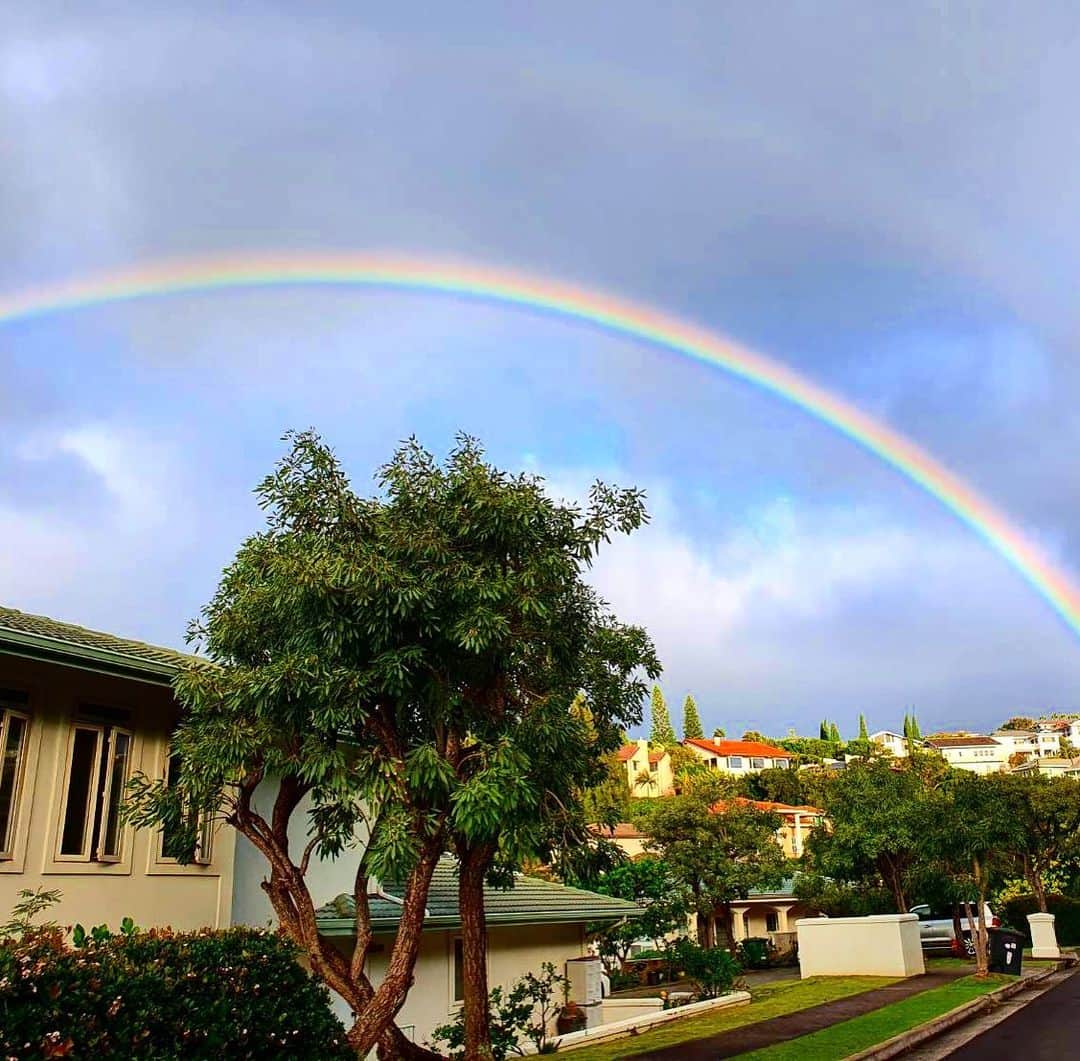 マキ・コニクソンさんのインスタグラム写真 - (マキ・コニクソンInstagram)「Good morning from Rainbow State!! 今朝仕事に行く途中うちのご近所でこぉんな虹様🌈と遭遇！今朝の虹様は自信に満ちてキラキラしてる。✨✨ 毎回虹を見るたびにその虹を分析するのが好きな私であります。笑笑🤣 平和だなぁ…😊 今日もお互いハッピーな１日を過ごそうね！ #虹のおすそ分け🌈  #自分のハッピーを見つけよう！😊 #センター試験二日目！ #受験生の皆さん今まで頑張ってきた成果を100%出し切ってね！ #寒さに負けず頑張れ！💪🏼」1月19日 4時06分 - makikonikson
