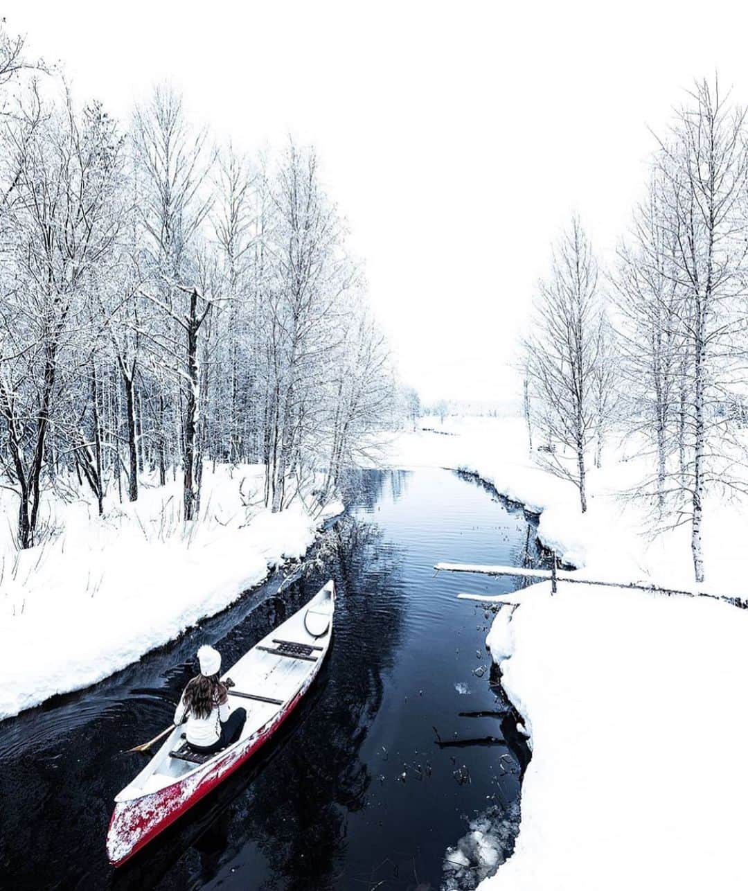 フィンランド政府観光局さんのインスタグラム写真 - (フィンランド政府観光局Instagram)「カヤックが楽しめるのは夏だけではありません。🚣‍♀️⛄️ ． @petekarttunen さんの写真。Kiitos！」1月19日 4時15分 - visitfinlandjapan