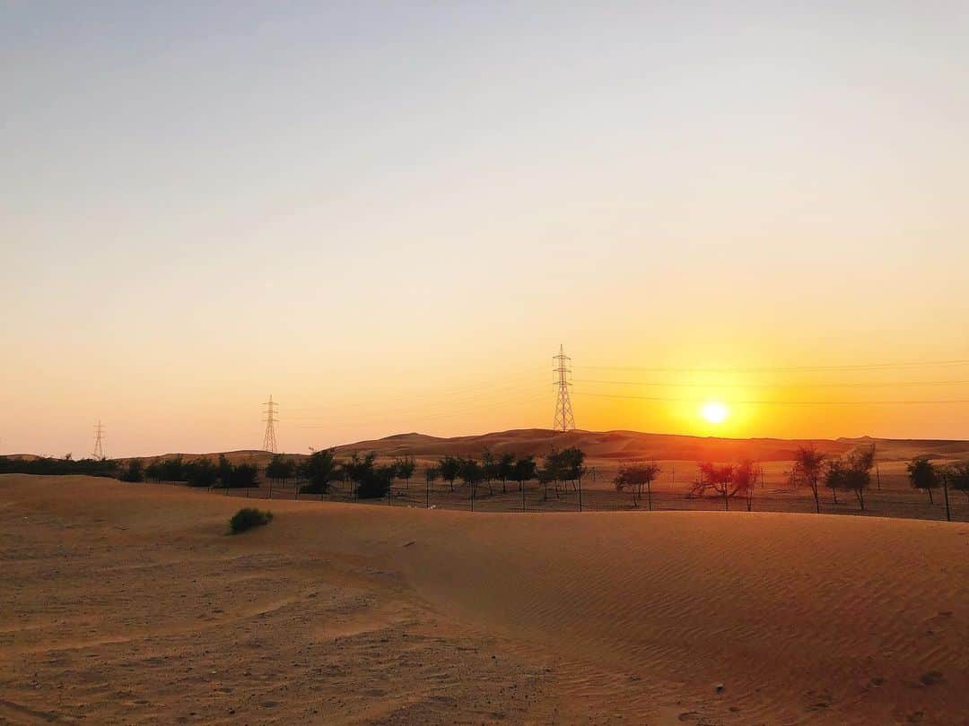 佐藤仁美さんのインスタグラム写真 - (佐藤仁美Instagram)「Rub Al Khali Desert.  ルブアルハリ砂漠は、アラビア半島南部の3分の1を占める世界最大級の砂漠。  砂漠で見た夕陽はとても強烈で美しく印象的でした。  #desert  #abudhabi  #oman  #saudiarabia  #yemen  #sunset #love #lifeisjourney」1月19日 4時24分 - miss_japan_hitomi
