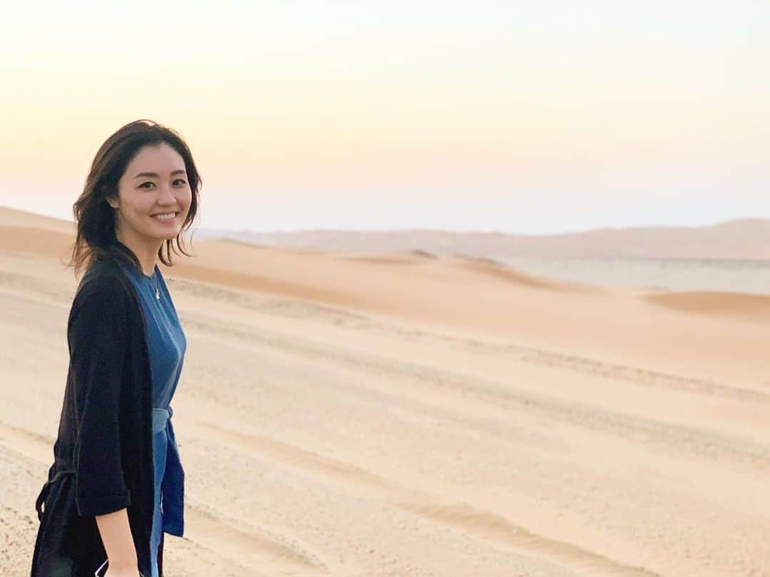 佐藤仁美のインスタグラム：「Rub Al Khali Desert.  ルブアルハリ砂漠は、アラビア半島南部の3分の1を占める世界最大級の砂漠。  砂漠で見た夕陽はとても強烈で美しく印象的でした。  #desert  #abudhabi  #oman  #saudiarabia  #yemen  #sunset #love #lifeisjourney」