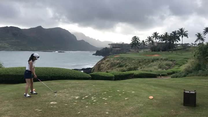 早川瀬里奈のインスタグラム：「カウアイ島ゴルフ⛳️ ここ芝が様子おかしくてふにゃふにゃの芝の下すぐ赤土の泥みたいなぐちゃぐちゃな芝で、やりづらかった！泥の上に根がはってない芝がうすーく生えてるみたいなw #ハワイゴルフ #カウアイ島ゴルフ」