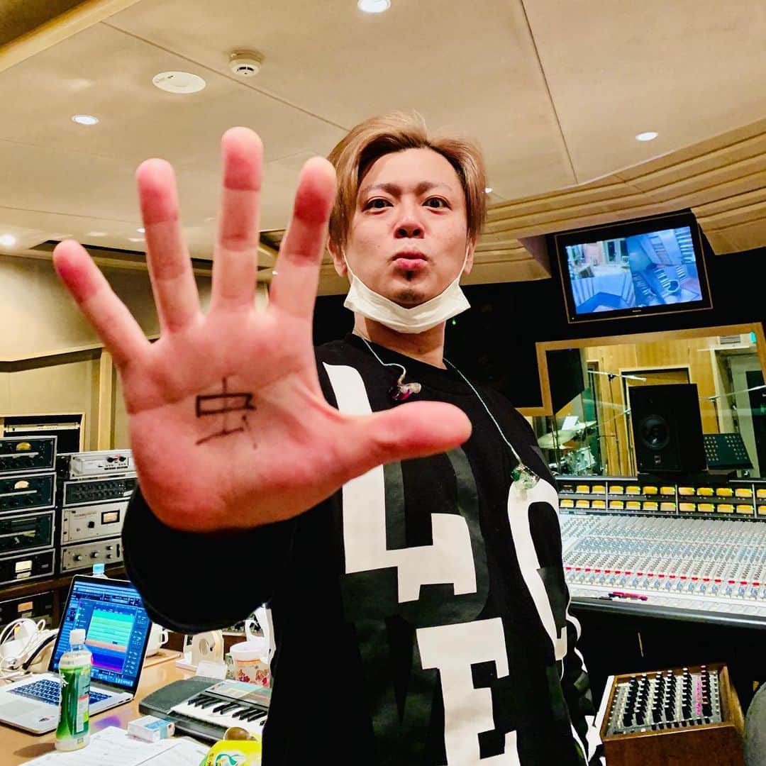 のインスタグラム：「リハと本番と録りと撮影がミュージシャンの目に見える常。目に見えないところでは最近は相変わらず料理、睡眠確保、ストレッチ、DQWとSwitchの虫でございます。  #虫　#スインポーズ　#割とゲーマー #レコーディングスタジオ」