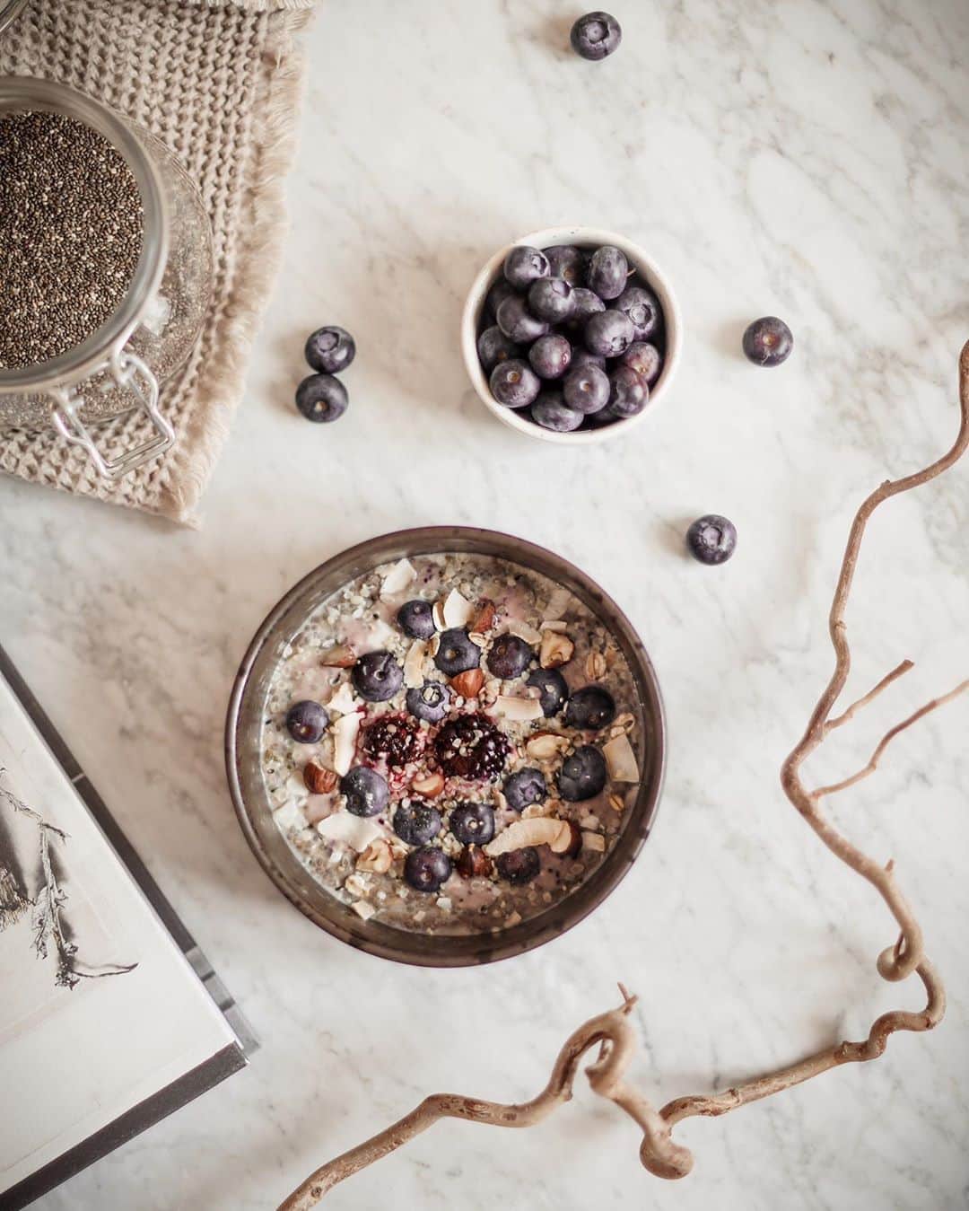 Anna Nyströmのインスタグラム：「⁣My breakfast this morning 😍 Overnight chia seed pudding. Just throw it together before bed and wake up to a nutritious breakfast ready to be enjoyed! Here is the recipe if you would like to try it:⁣ ⁣ CHIA SEED PUDDING ⁣ ⁣ ❥ Gluten free ⋅ Dairy free ⋅ Refined sugar free⁣ ❥ High in fiber, protein, healthy fats (Omega-3s)⁣ ⁣ Ingredients:⁣ • 2 tbsp chia seeds⁣ • 1/2 cup of oat milk, almond milk or coconut milk ⁣ • 1 pinch of natural organic vanilla powder ⁣ • 1 pinch of cinnamon⁣ • 1/2 mashed banana (optional)⁣ ⁣ Topping: fresh berries, nuts, hemp seeds & coconut flakes ⁣ ⁣ Mix the ingredients with a spoon until all the chia seeds are incorporated into the milk. If you want banana as well, just mash it and add it to the mix! ⁣ Place in fridge overnight to thicken. ⁣ Time for topping! I sprinkled some fresh berries, nuts, hemp seeds & coconut flakes on mine 🥥♥⁣」