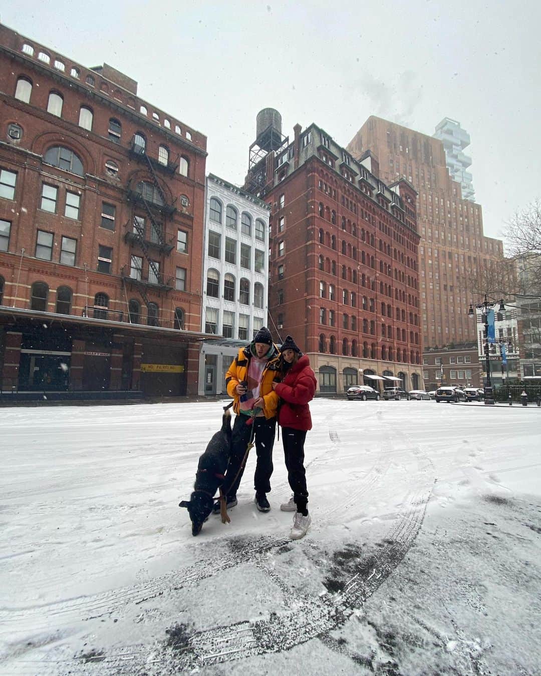 エミリー・ラタコウスキーさんのインスタグラム写真 - (エミリー・ラタコウスキーInstagram)「Colombo’s first snow day!」1月19日 4時27分 - emrata