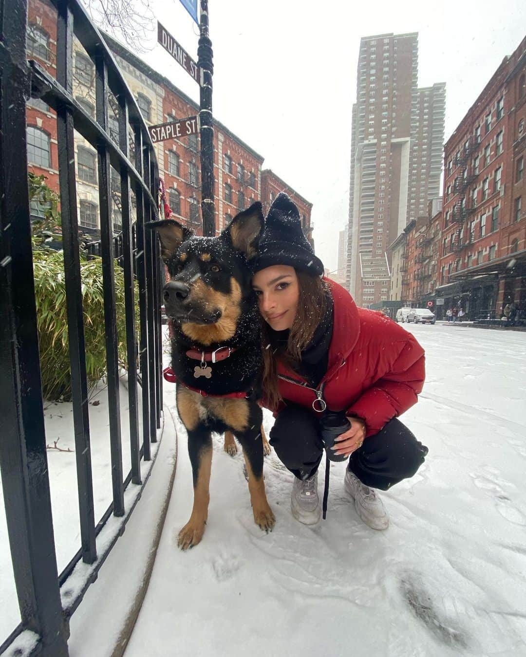 エミリー・ラタコウスキーさんのインスタグラム写真 - (エミリー・ラタコウスキーInstagram)「Colombo’s first snow day!」1月19日 4時27分 - emrata