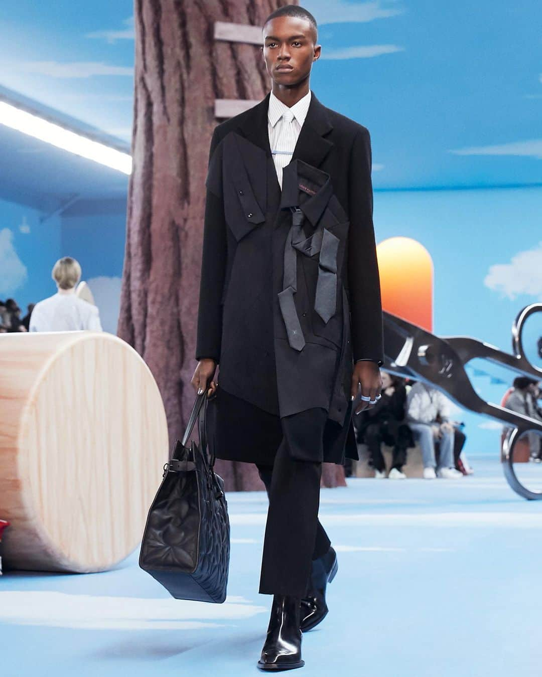 ルイ・ヴィトンさんのインスタグラム写真 - (ルイ・ヴィトンInstagram)「#LVMenFW20 Textural play. A selection of looks from @VirgilAbloh’s latest #LouisVuitton Collection presented at the Jardin des Tuileries in Paris. Watch the show on IGTV and at louisvuitton.com」1月19日 4時37分 - louisvuitton