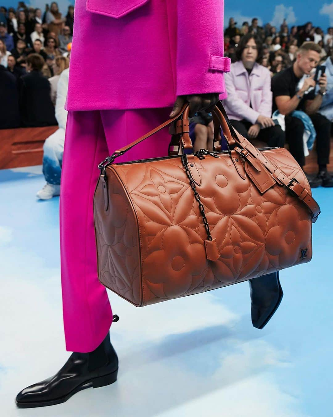 ルイ・ヴィトンさんのインスタグラム写真 - (ルイ・ヴィトンInstagram)「#LVMenFW20 Textural play. A selection of looks from @VirgilAbloh’s latest #LouisVuitton Collection presented at the Jardin des Tuileries in Paris. Watch the show on IGTV and at louisvuitton.com」1月19日 4時37分 - louisvuitton