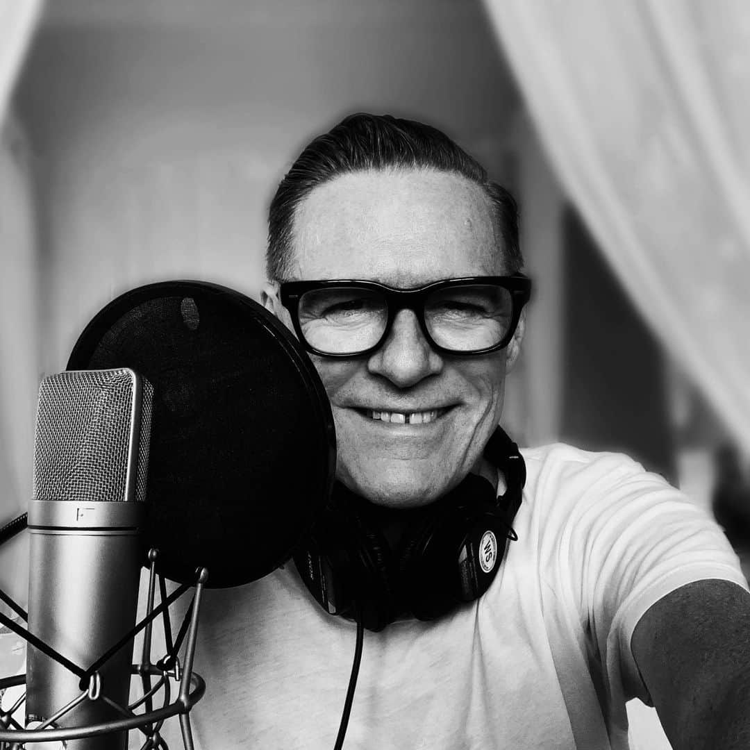 ブライアン・アダムスのインスタグラム：「Recording in a makeshift vocal booth in a house, laying down new ideas. #recording #neumannu87microphone #bryanadamsshinealight」