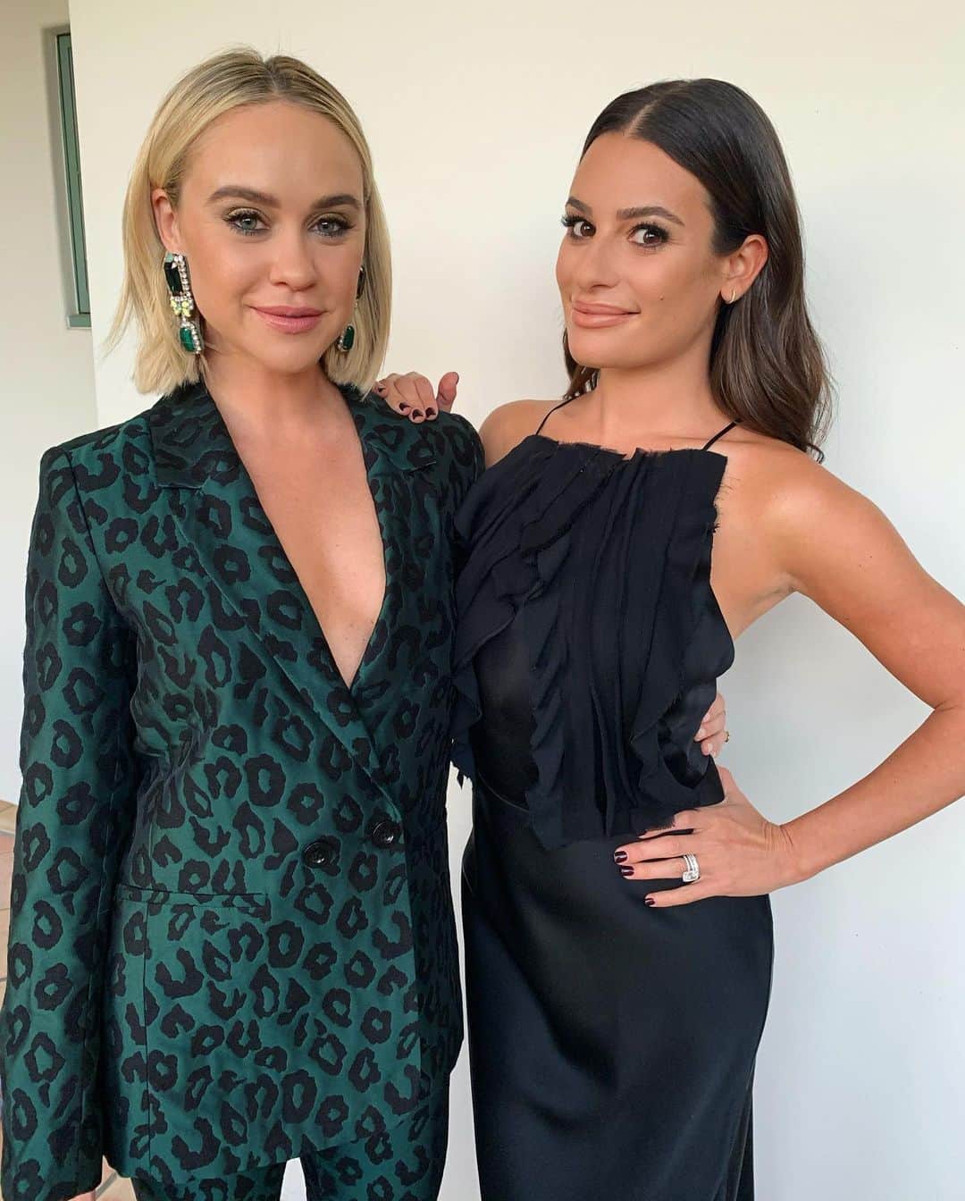 リア・ミシェルのインスタグラム：「Through thick & thin 👯‍♀️ Thank you for being born, I love you @becca 🖤 happy birthday!」