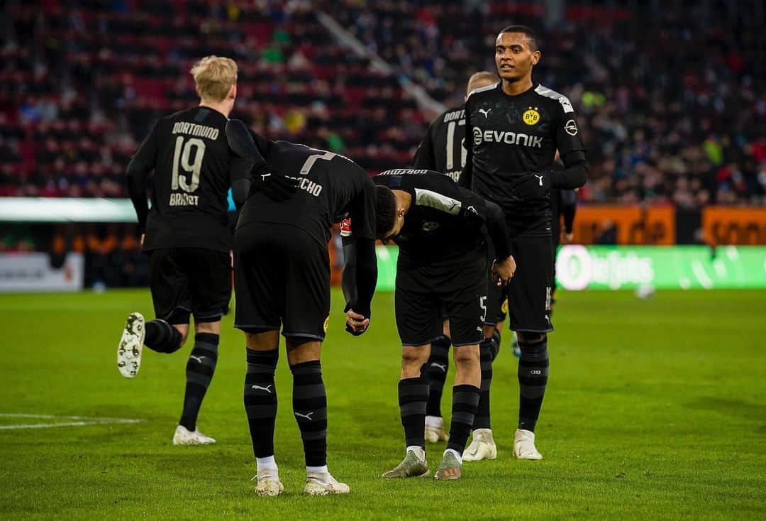 ジェイドン・サンチョさんのインスタグラム写真 - (ジェイドン・サンチョInstagram)「Good start to our first game of 2020, 1 goal ⚽️ 1 assist 🤝 @achrafhakimi... had to steel this celeb bro @aubameyang97 😅」1月19日 5時33分 - sanchooo10