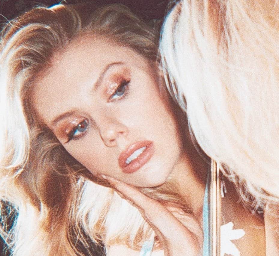 シャーロット・マッキニーのインスタグラム：「The other night with @hourglasscosmetics trying out there new #vanishconcealer 💋」