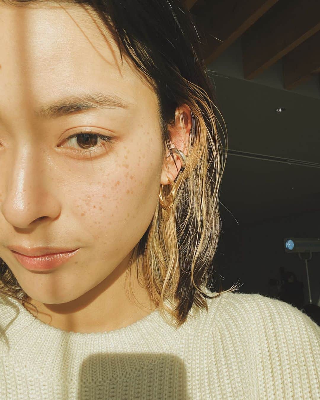 松本瞳のインスタグラム：「. こないだアンブリオリスのイベント参加した時のメイク。レッスン受けて、上手にできた気がしたのであげちゃおう👶 . サロモ時代から使っている保湿クリームなんですが（下地やメイク落としとしても使えます◎）、これを使ったメイクアップレッスンを受けてきました。 10年近くアンブリオリス使っているけど、化粧落としからコンシーラーまで、こんなにラインナップあるの知らなかった。。コンシーラーは使いやすかったから、いまの使い切ったらアンブリオリスの買おうかなあ❣️ . クリームは東京限定パッケージが発売されるとのことで、気になった方はぜひ🥰🥰 . . @embryolisse_japan #メイクアップ #スキンケア #アンブリオリス #embryolisse #SimpleIsBeautiful」