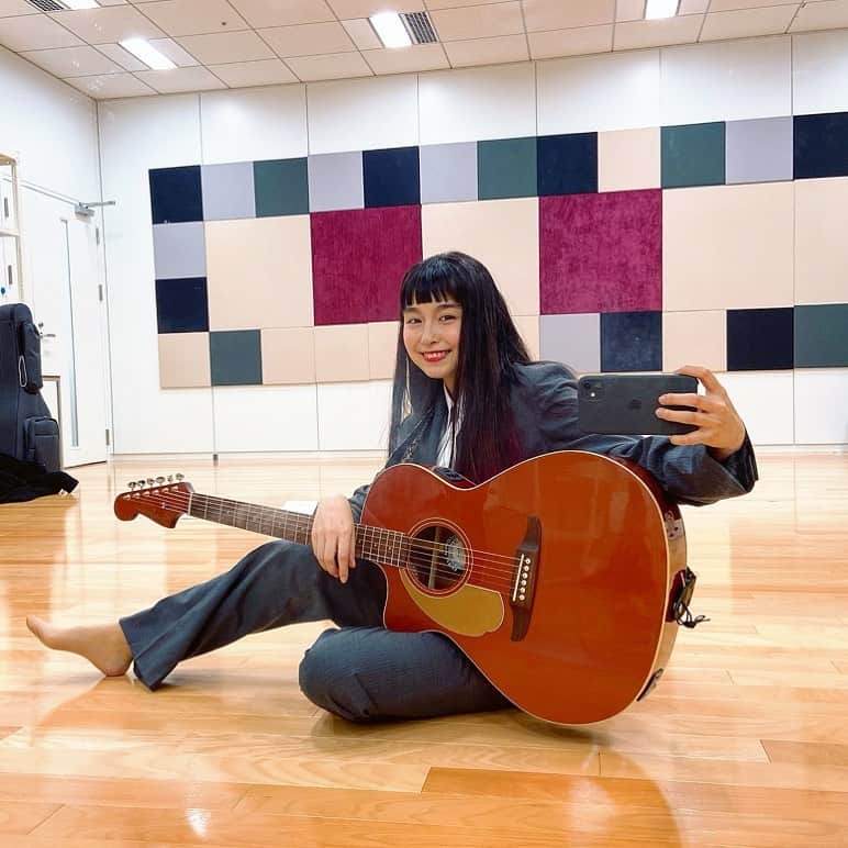 トミタ栞さんのインスタグラム写真 - (トミタ栞Instagram)「I'm practicing guitar.」1月19日 11時17分 - tomita_shiori