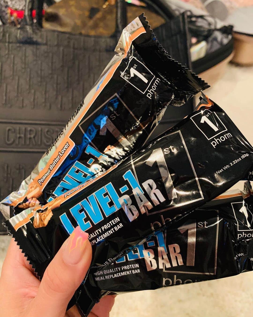 アナ・チエリさんのインスタグラム写真 - (アナ・チエリInstagram)「Sticking to my challenge and planning to hit my goals!! It’s sometimes difficult to pack a tub of protein when you travel 🧳 so I always take these @1stphorm Level-1 Protein bars with me! There are 20g of protein 💪🏼 and only 4g of sugar. I’m currently eating 115 g of protein a day so these bars help me hit that target 🎯 Soooo excited to head to the Bahamas tonight! #iam1stphorm」1月19日 11時19分 - anacheri