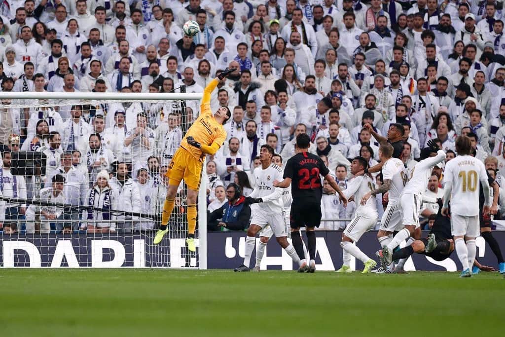ティボ・クルトゥワのインスタグラム：「Victoria ante un rival muy complicado!! Gracias por el apoyo a la afición, juntos somos más fuertes!!🙌🏼🤍 #HalaMadrid」