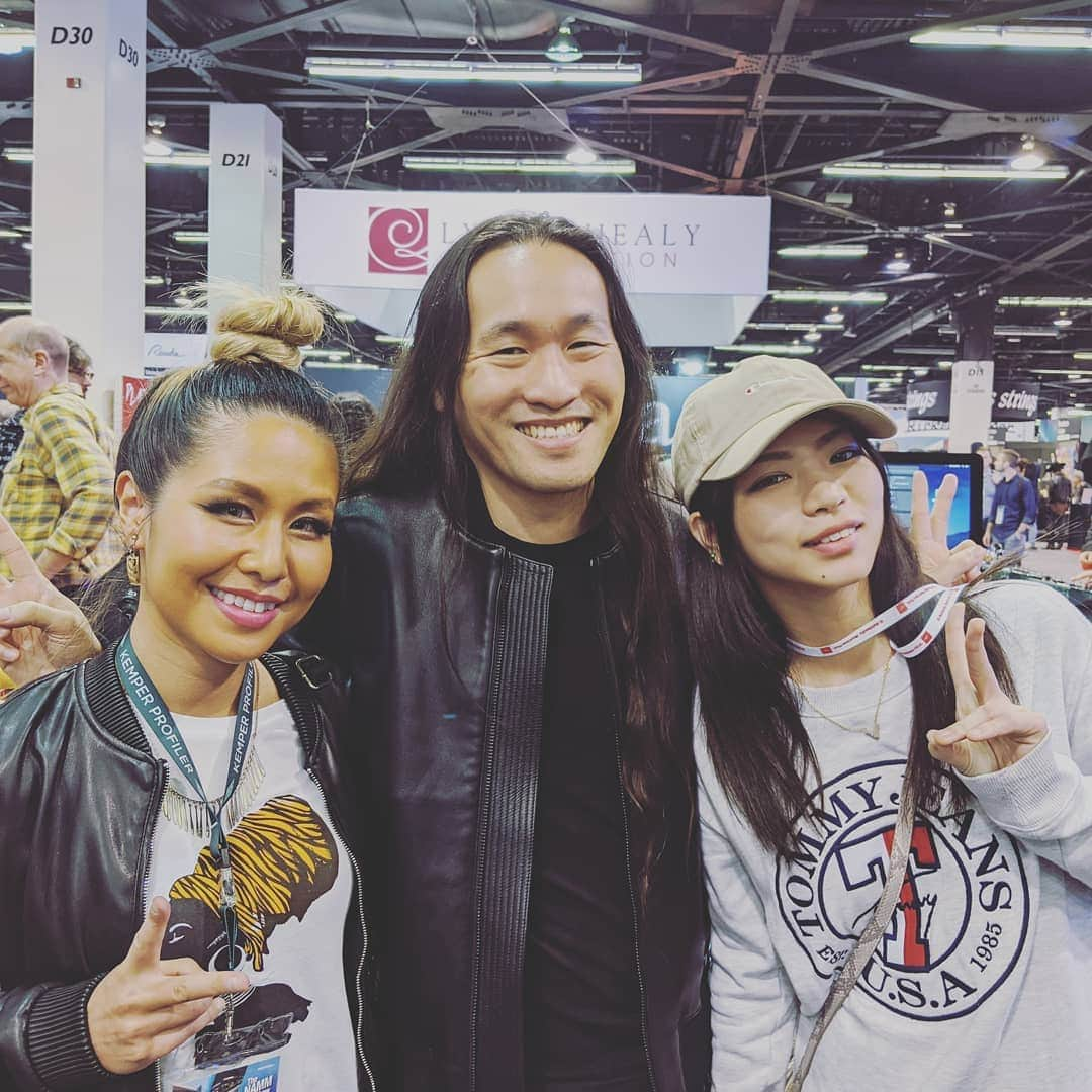 DragonForceさんのインスタグラム写真 - (DragonForceInstagram)「UK tour reunion! @hermanli with @midoritatematsu and @miyastagram__ from @lovebites_jp. International Shredders United! #guitarists #thenammshow」1月19日 6時22分 - dragonforcehq