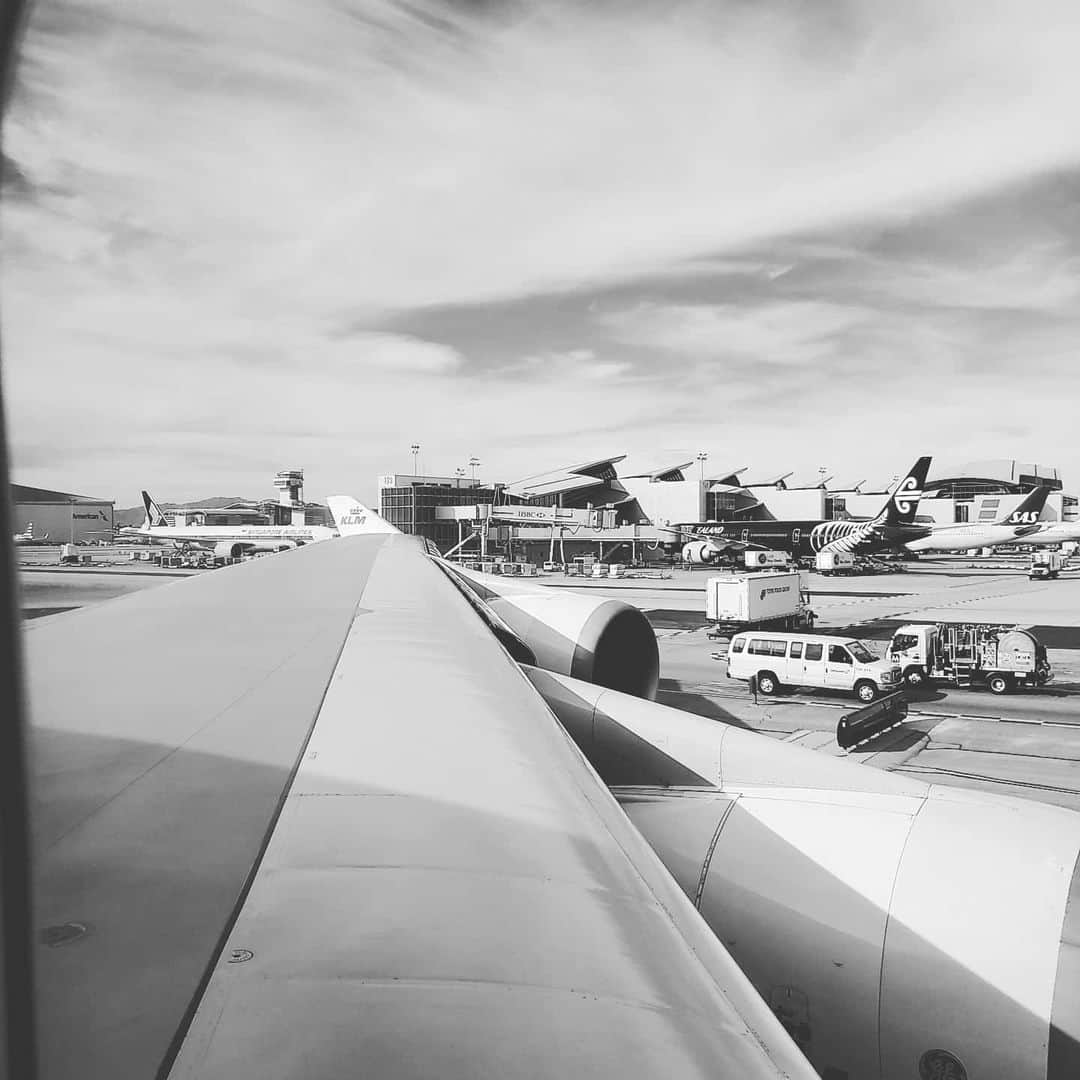 ミハル・ブジェジナさんのインスタグラム写真 - (ミハル・ブジェジナInstagram)「Off to Europeans we go! Thank you @klm for the ride (just wishing i could be resting in bussines lol) #plusfiveapparel #michalbrezina #klmairlines #klm #laxairport #losangeles #graz2020」1月19日 6時59分 - mick_brezina