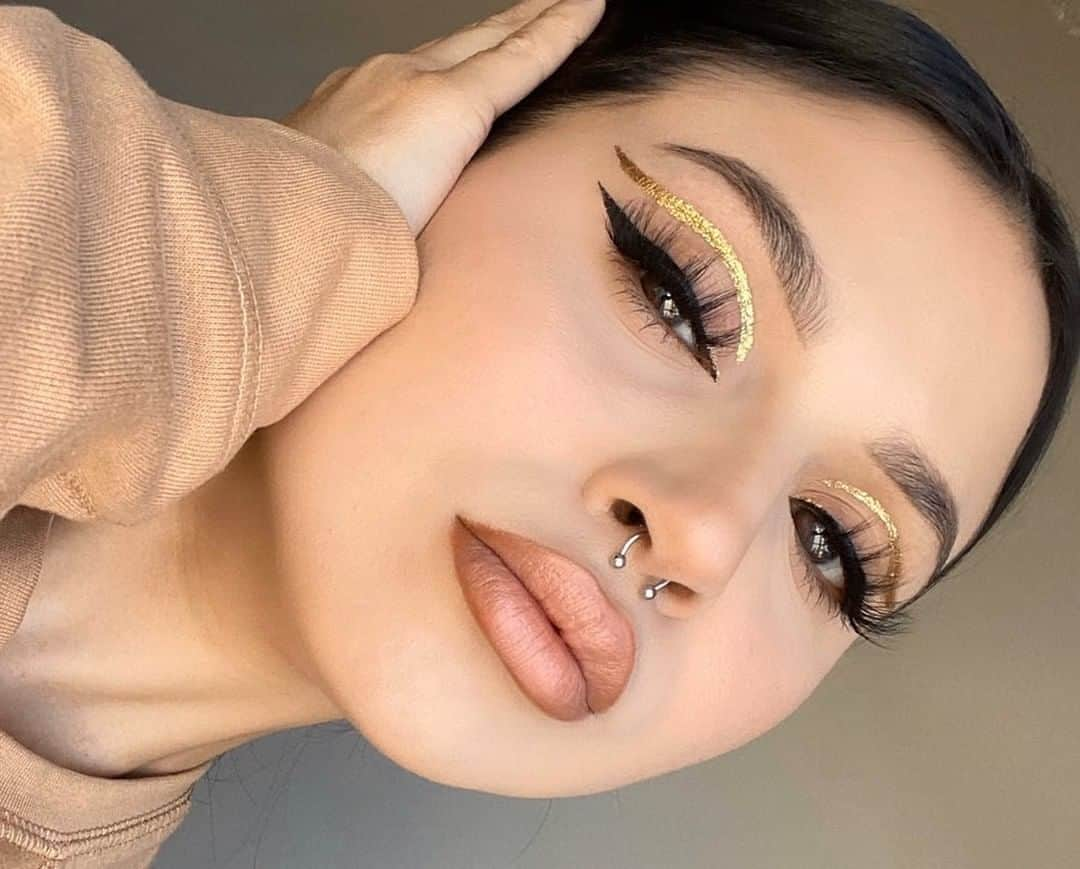 NYX Cosmeticsさんのインスタグラム写真 - (NYX CosmeticsInstagram)「@shamelesslydia lines & defines with our #SuedeMatte Lip Liner in 'Sandstorm' to achieve the perfect nude pout 💋✨ || #nyxcosmetics #nyxprofessionalmakeup #crueltyfreebeauty」1月19日 7時00分 - nyxcosmetics