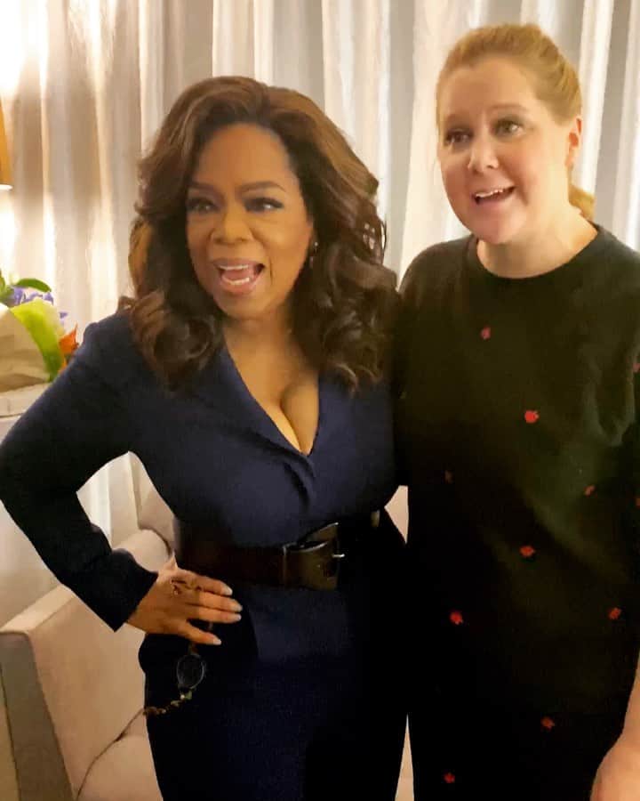 オプラ・ウィンフリーのインスタグラム：「Listen, I heard @amyschumer hadn’t 💩 and I thought it was TMI—but then she told a sold-out arena about it and apparently people love to talk about 💩 (or not). Amy, thank you so much for spending your Saturday making US laugh and sharing your journey through motherhood, marriage, and yes 💩. And Charlotte, you guys were EPIC! @ww.now #Oprahs2020VisionTour」