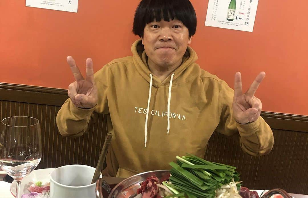 たむらけんじさんのインスタグラム写真 - (たむらけんじInstagram)「『松本家の休日』収録終わりでお父ちゃんのお誕生日会&新年会でした。 忘年会の写真載せた時は葬式みたいやとか、ムロツヨシおるとか、反社の人間写ってるとか、番組のスタッフは冷めてるとか、めちゃくちゃ言われたから（ムロツヨシさんはめちゃくちゃではない）こんなに楽しい写真を載せてやりました。スタッフは全く冷めておりません！熱々の銀河系1のスタッフです！ 今年もこのメンバーで楽しいおもろい番組作っていきますので応援よろしくお願いします！ 「お父ちゃんお誕生日おめでちゃ〜❣️』 #松本人志 #蛍原徹 #たむけん #さだこ #親指ぎゅー太郎 #銀河系1のスタッフ」1月19日 7時18分 - tamuradojou