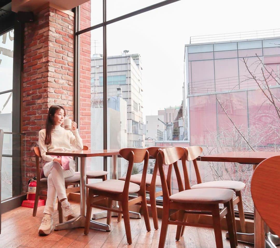 大桃美代子さんのインスタグラム写真 - (大桃美代子Instagram)「カロスキルのカフェ。  韓国は日の出が遅いから、  お店が開くのが遅くて１０時😂 １２時とかざらだから、、、。 カフェがだよ。🤣 ここはチェーン店だけど、早めに開いてて有難い。  ソウル寒いです。😅 #カロスキル#シンサ#seoul#visitkorea #ソウルカフェ #coffeebean #cafe #ソウル#가로수길카페 #가로수길#genic_cafe #genic #ginic_korea#一歩先を歩く#ソウルカフェ巡り#funtotrip#タビジョ#一人旅行#followｍe#カフェ好きさんと繋がりたい」1月19日 7時23分 - miyoko_omomo