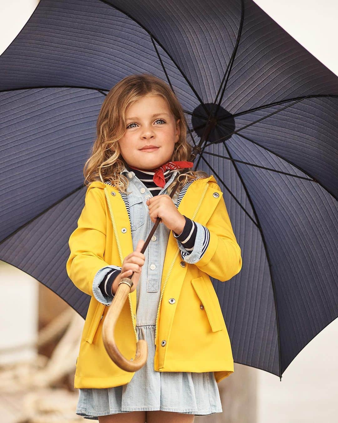 Polo Ralph Laurenさんのインスタグラム写真 - (Polo Ralph LaurenInstagram)「Ready for a rainy day.  An iconic yellow rain slicker adds the perfect pop of color against the misty days beside the shore.  Discover more kids' styles via link in bio.  #PoloRalphLauren #RLKids」1月19日 7時36分 - poloralphlauren