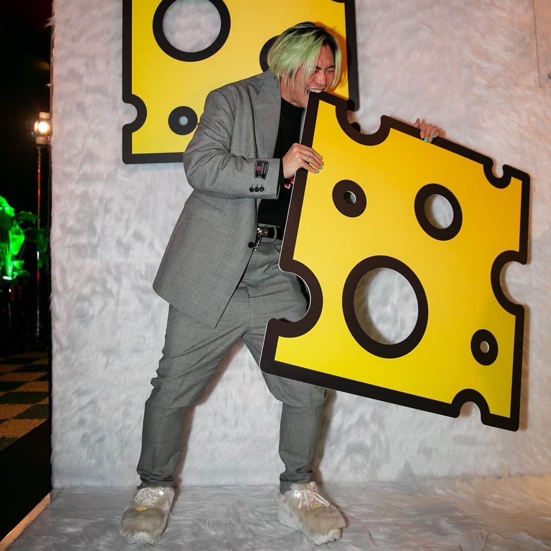 UGGさんのインスタグラム写真 - (UGGInstagram)「Mens Paris Collection 2020＃PFWの1/16夜、#ugg12x12 コレクションのローンチパーティ開催！ 12ヵ月毎月限定CA805を発売。📷@eva.al.desnudo #ugg12x12  #uggスニーカー #uggjapan  #アグ #uggmens #uggsneakers #atmos #atmostokyo #sneakers #805 #アトモス」1月19日 7時38分 - uggjapan