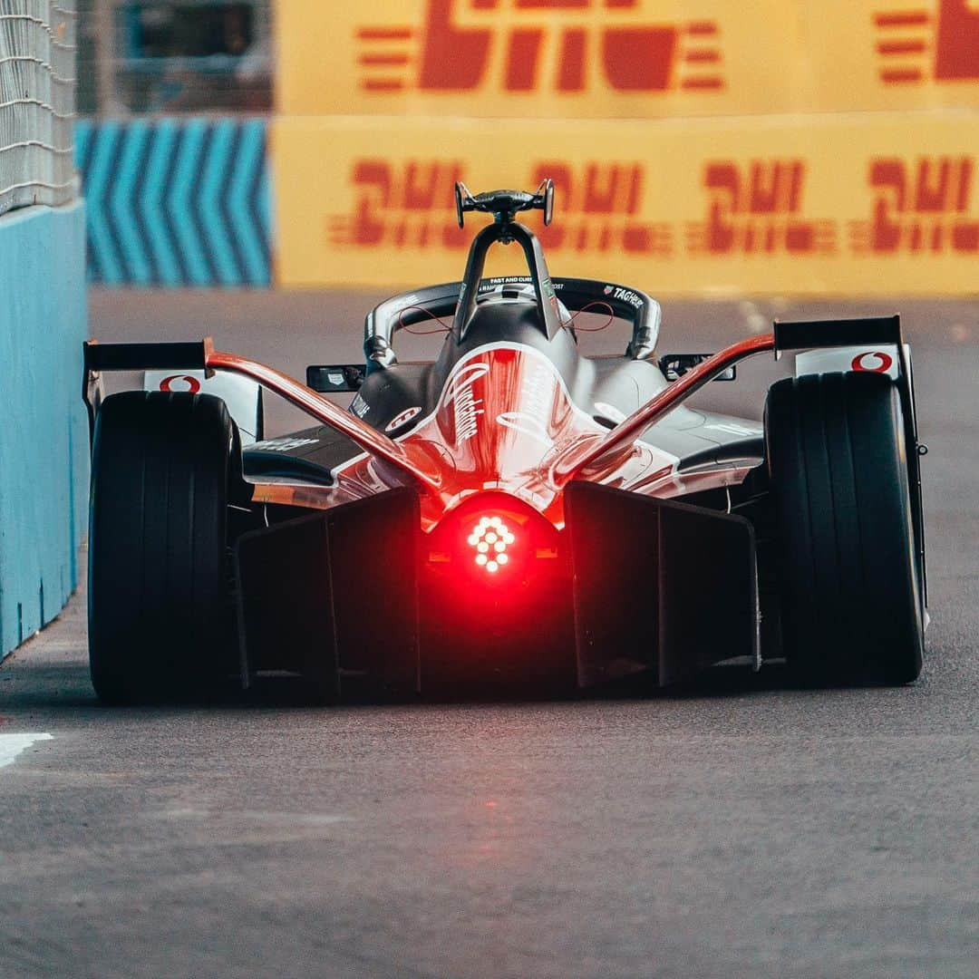 Porscheさんのインスタグラム写真 - (PorscheInstagram)「Motorsport is a bittersweet passion. Sometimes you win, sometimes you learn. And the third race in Santiago definitely adds to the learning curve of the @tagheuerporschefe team. We are looking forward to the next race in Mexico City on 15th February. Follow us to learn more.  #tagheuerporsche #porschemotorsport #abbformulae #teamporsche #santiagoeprix #race #startfromzero」1月19日 7時55分 - porsche