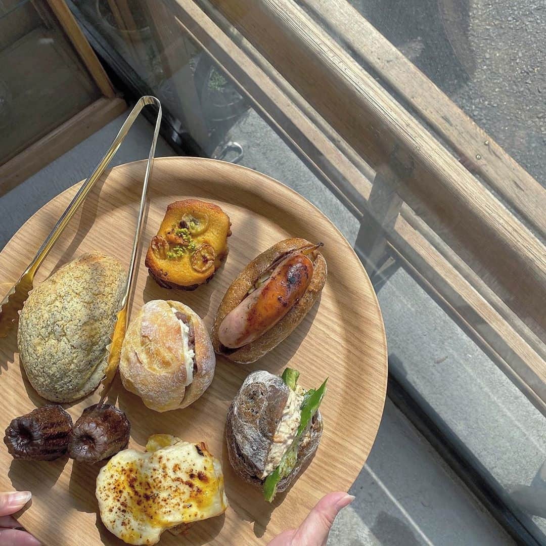 MERYさんのインスタグラム写真 - (MERYInstagram)「. 福岡県にあるお洒落すぎるパン屋さん『amam dacotan（アマムダコタン） @amam_dacotan 』はご存知ですか？種類豊富な自家製パンとお洒落な店内で人気のパン屋さん。惣菜パンをはじめとするたくさんのメニューはこちら（ @amam.dacotan.menu ）でチェックしてくださいね。長蛇の列ができるほどの人気店なので、福岡に行った際は立ち寄ってみては？ . 【店舗情報】 住所：福岡市中央区六本松3-7-6 TEL：：092-738-4666 営業時間：10:00〜19:00 定休日 ：水曜日 . MERYでは他にも「かわいい」に近づくさまざまな情報を発信しています。 @mery.beauty コスメ・美容に特化した情報をお届け♡ @mery_spot 話題のカフェやお出かけスポットをご紹介！ こちらもぜひチェックしてみてください！ .  photo by @su___na_16 @b_sky1019 @yuuui_24 . #MERY #amamdacotan #fukuoka #bread #regram #cafe #먹스타그램 #카페스타그램 #카페 #냠냠 #アマムダコタン #福岡 #パン屋  #惣菜パン #ハードパン #食パン #福岡旅行 #福岡観光 #福岡カフェ #福岡グルメ #九州 #九州旅行 #おしゃれカフェ #カフェ活 #カフェ #カフェ巡り #カフェ好きな人と繋がりたい #お洒落さんと繋がりたい #MERY女子 #メリー」1月19日 8時00分 - mery.jp