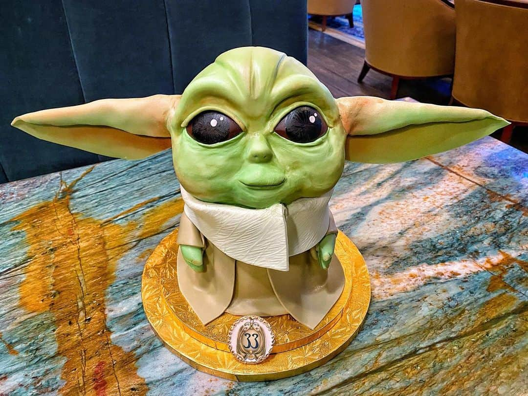 ルーカス・グラビールさんのインスタグラム写真 - (ルーカス・グラビールInstagram)「This is a cake! #babyyoda Thank you @ashleymatthau for an amazing @disneyland  day!#starwars #club33 #disneyland #fancycakes」1月19日 8時01分 - mrgrabeel