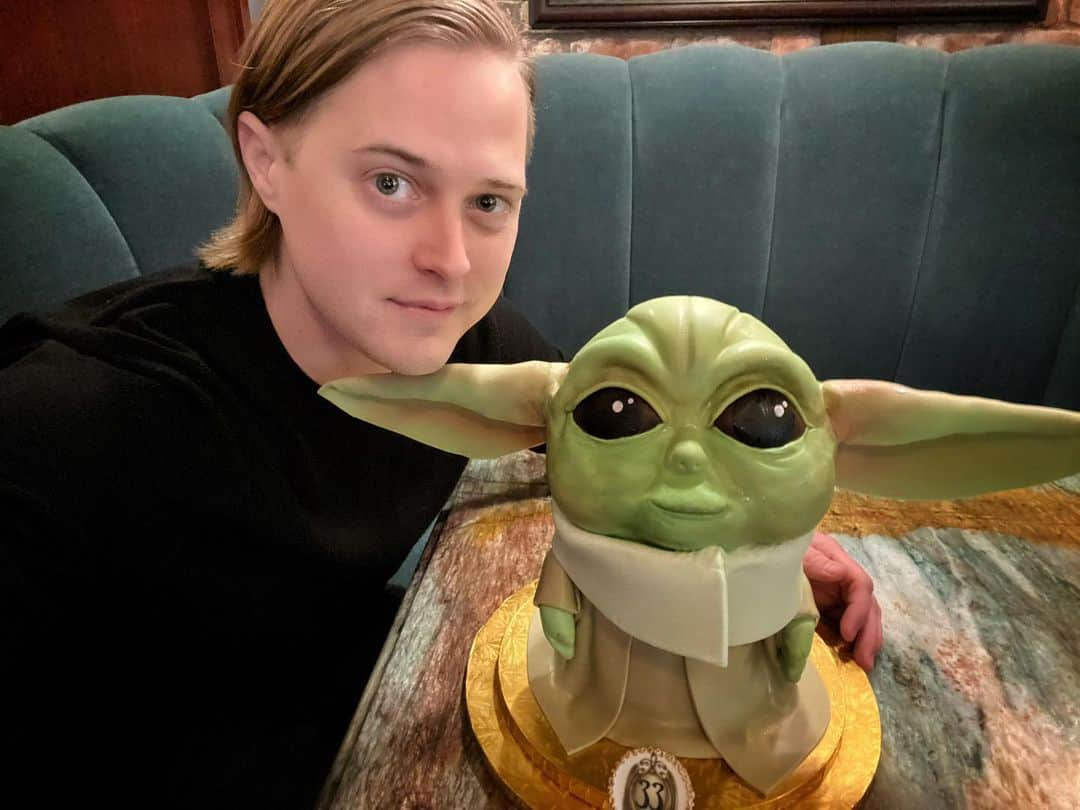 ルーカス・グラビールさんのインスタグラム写真 - (ルーカス・グラビールInstagram)「This is a cake! #babyyoda Thank you @ashleymatthau for an amazing @disneyland  day!#starwars #club33 #disneyland #fancycakes」1月19日 8時01分 - mrgrabeel