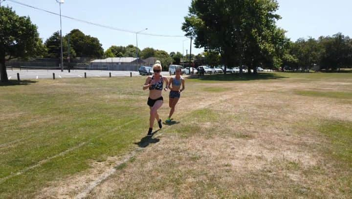 アンジェラ・ペティのインスタグラム：「Grass track workout yesterday for our 7x 400m reps with 75 seconds recovery between each. Averaging 68s.  2 weeks til Perth Track Classic. . #repsonreps #trackgirls #running」