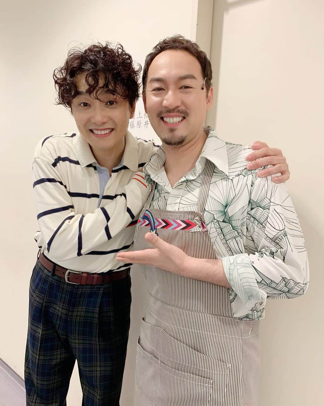 福井晶一さんのインスタグラム写真 - (福井晶一Instagram)「やっと共演できました！﻿ 本当に素晴らしい役者さんです。﻿ ﻿ 稽古中から芳雄くんのお芝居には何度も本気で泣かされました！﻿ 座長としての心遣い、その人柄も本当に尊敬します😌﻿ また共演できる日を楽しみに…﻿ ﻿ #シャボン玉とんだ宇宙までとんだ﻿ #シアタークリエ﻿ #座長 #悠あんちゃん﻿ #井上芳雄 くん　﻿ #福井晶一」1月19日 8時19分 - shoichi.fukui