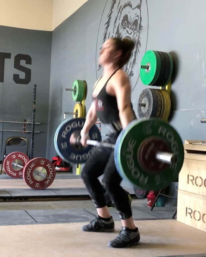 マッティ・ロジャーズのインスタグラム：「C o n s i s t e n c y. (and pauses)  @roguefitness @2poodperformance @rpstrength (MATTIE10 for discount for 2 of those, you figure out which ones)」